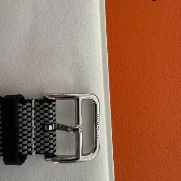 Apple Watch Hermès - 42mm Noir/Écru Toile H Single Tour NEW - Picture 8 of 9